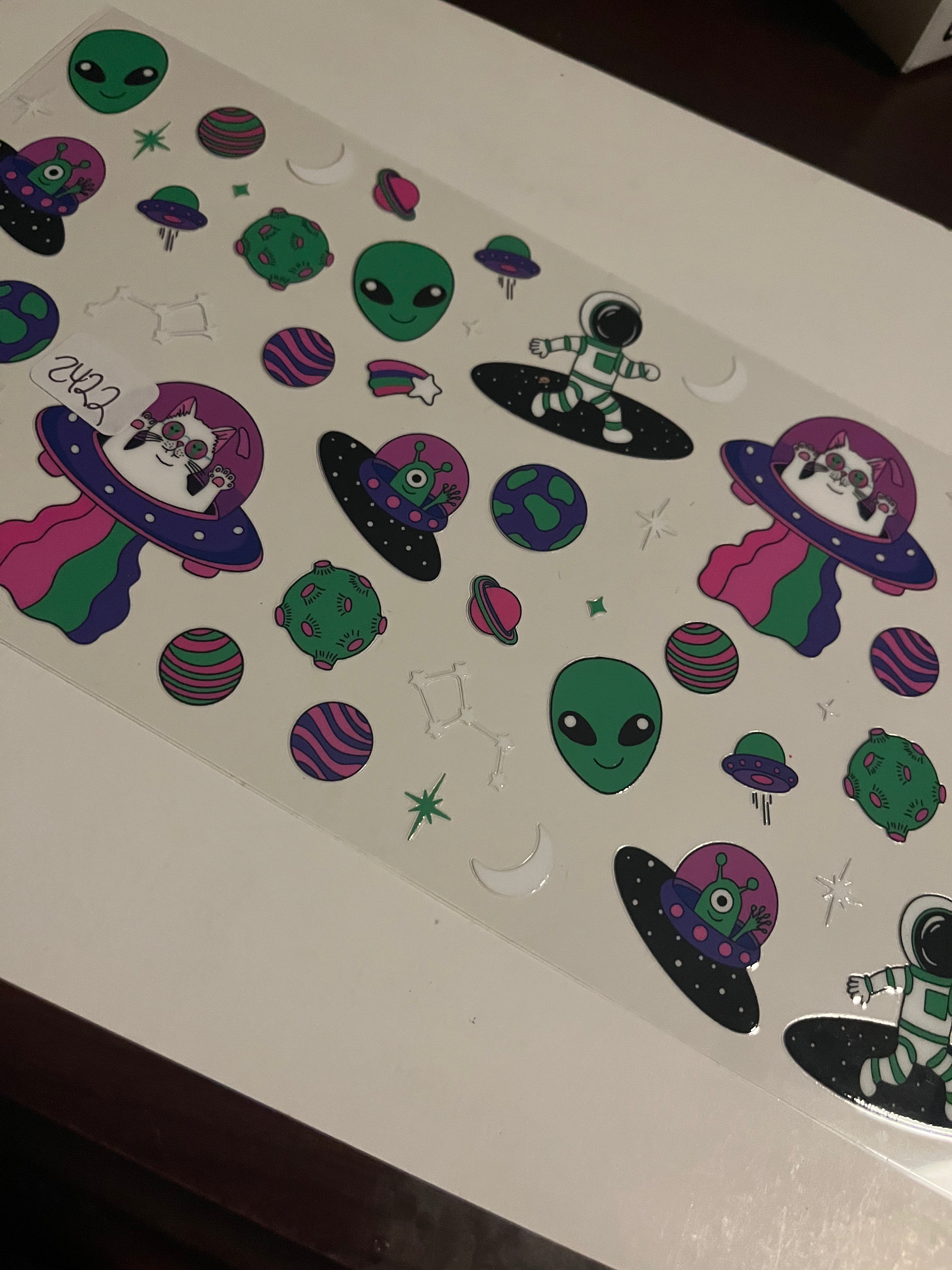 Alien and cat 2422