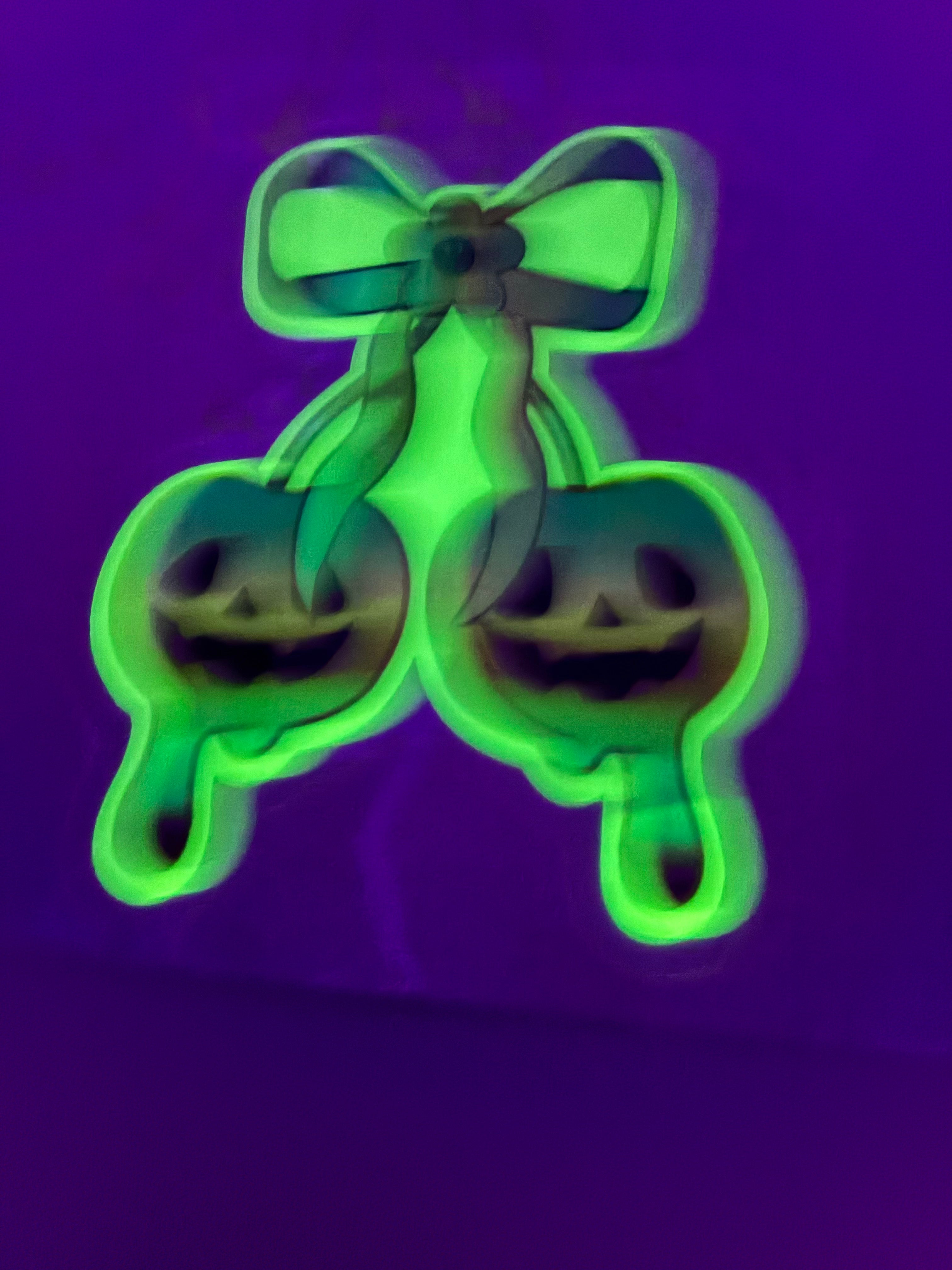Halloween cherry glow in dark 773